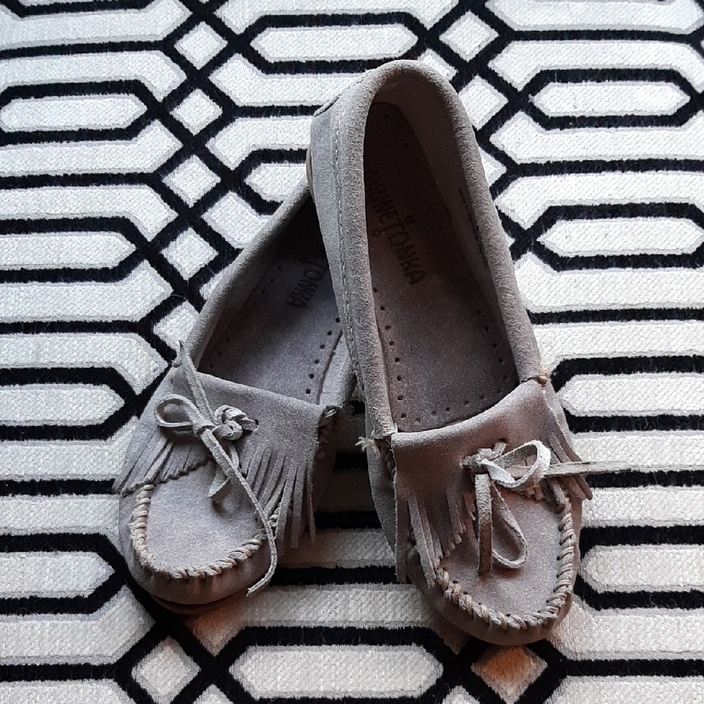 Minnetonka Kilty Gray Moccasins 6.5
